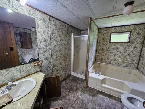 Bath - 310 Barkley Dr, Middlesboro, KY 40965 photo 1 of 1