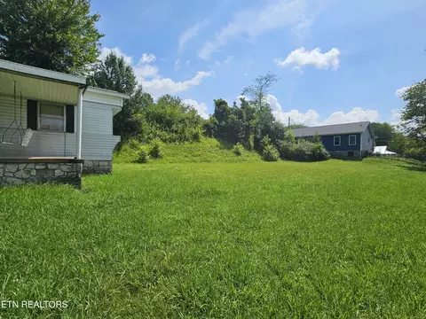 Exterior - 310 Barkley Dr, Middlesboro, KY 40965 photo 2 of 3