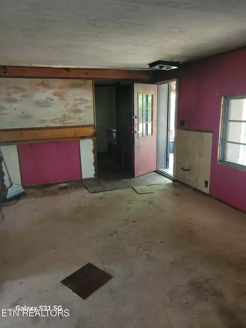 Living - 376 Choate Ln, Oneida, TN 37841 photo 5 of 7