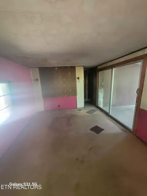 Living - 376 Choate Ln, Oneida, TN 37841 photo 3 of 7