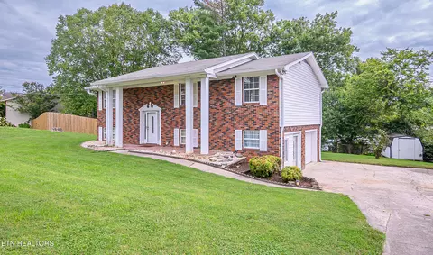 704 N Whispering Oaks Cir, Powell, TN 37849