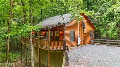 927 Stone Tr, Sevierville, TN 37876