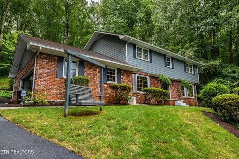 1126 W Outer Dr, Oak Ridge, TN 37830