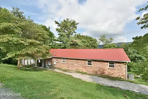 165 Gamble Dr, Jacksboro, TN 37757