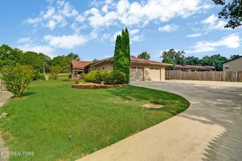 2069 Cravens Dr, Crossville, TN 38572