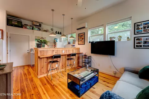 オーチャードハウス 25715 Orchard Dr, Dearborn Heights, MI 48125 | Zillow