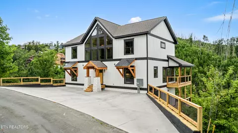 745 Pinecrest Dr, Gatlinburg, TN 37738