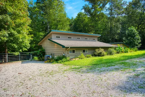 326 Goad Mill Ln, Allardt, TN 38504