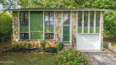1709 Pinetree Ln, Knoxville, TN 37909