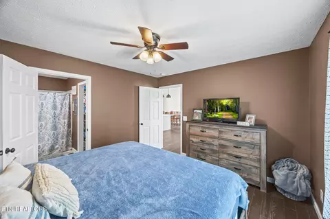 Bedroom - 13723 Old Kentucky Rd, Walling, TN 38587 photo 2 of 3
