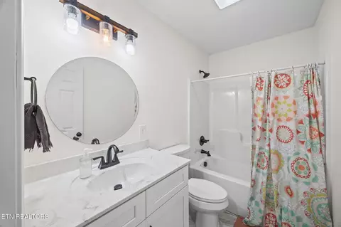 Bath - 13723 Old Kentucky Rd, Walling, TN 38587 photo 2 of 2