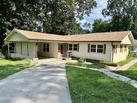 109 Nasson Ln, Oak Ridge, TN 37830