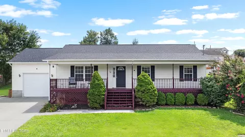 230 Clover Cir, Jacksboro, TN 37757