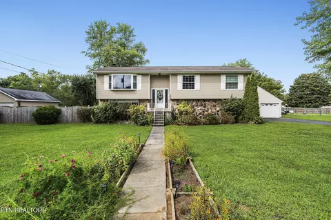 221 Geronimo Rd, Knoxville, TN 37934