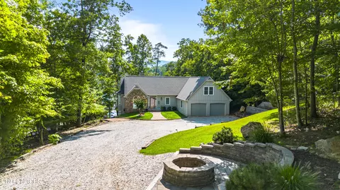961 Foxridge Ln, Caryville, TN 37714
