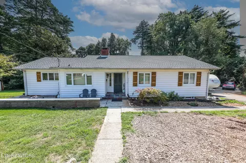 102 Oglethorpe Ln, Oak Ridge, TN 37830
