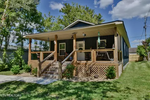 412 E 3rd St, Rocky Top, TN 37769