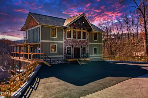 918 Elm Rd, Gatlinburg, TN 37738
