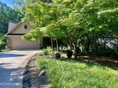 150 Mountain View Dr, Crossville, TN 38558