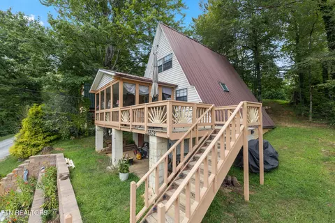 5602 Lakeshore Dr, Tallassee, TN 37878