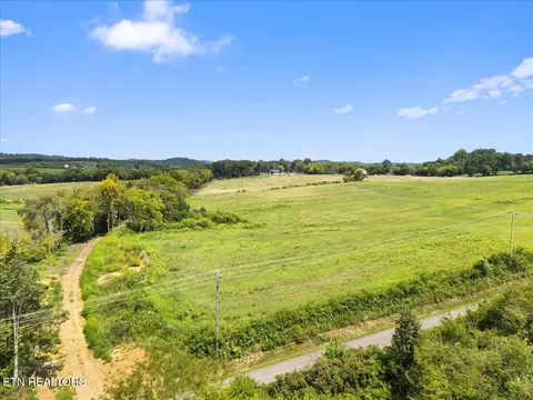 2423 Perkle Rd, Lenoir City, TN 37772