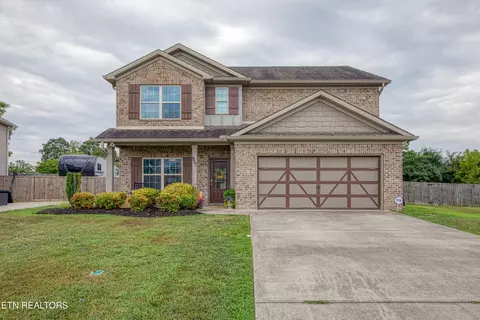 957 W Glenview Dr, Lenoir City, TN 37771