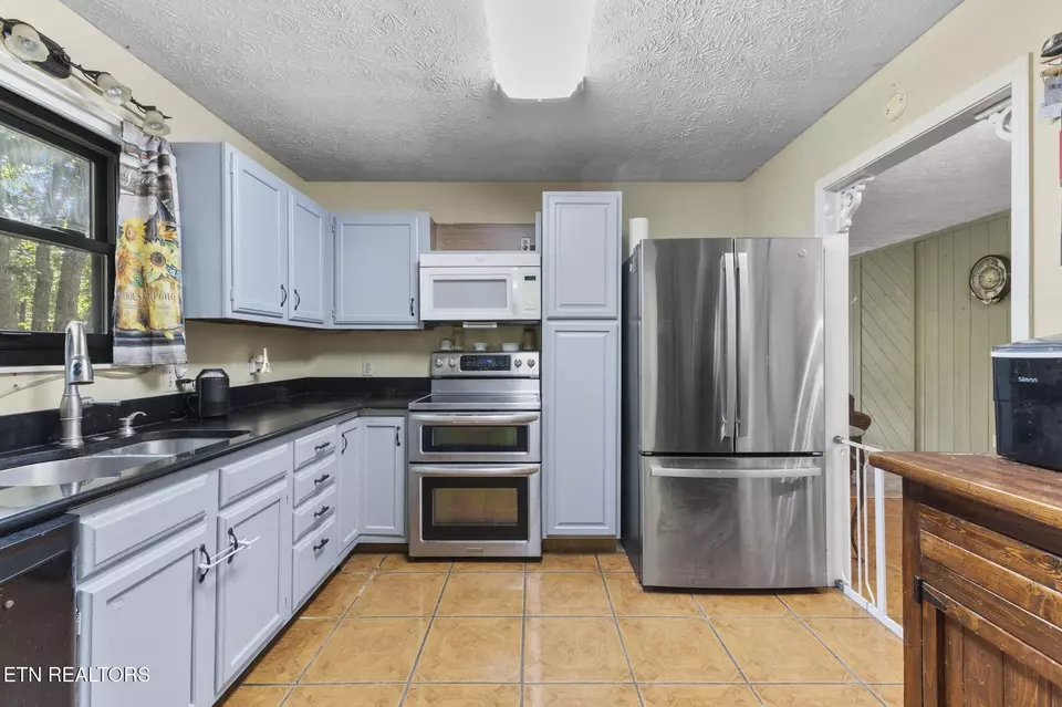 Kitchen - 3825 Dollys Dr, Sevierville, TN 37876 photo 3 of 3