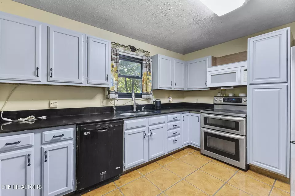 Kitchen - 3825 Dollys Dr, Sevierville, TN 37876 photo 2 of 3