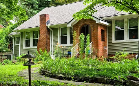 703 Midlake Dr, Knoxville, TN 37918