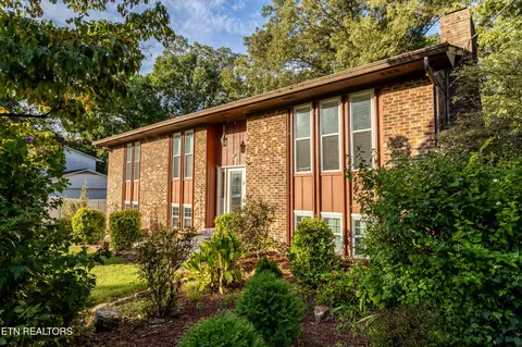 1215 S Dogwood Dr, Maryville, TN 37804