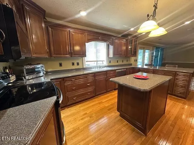 Kitchen - 135 NE Modoc Ave, Wise, VA 24293 photo 4 of 10