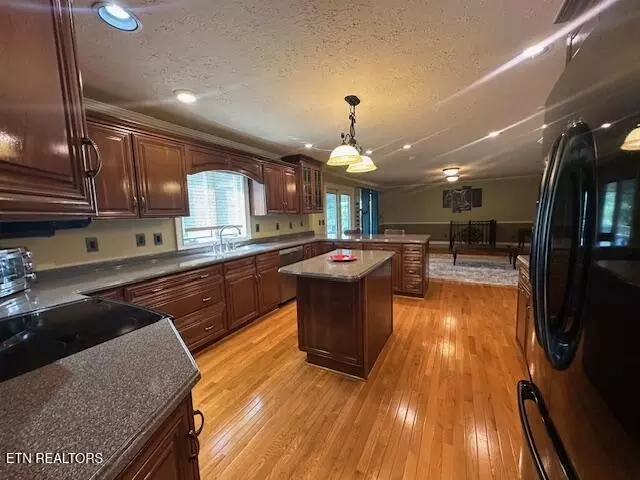 Kitchen - 135 NE Modoc Ave, Wise, VA 24293 photo 3 of 10