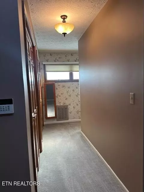 Entry Way - 135 NE Modoc Ave, Wise, VA 24293 photo 2 of 7