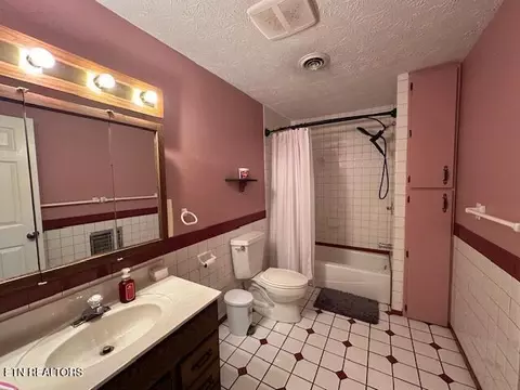 Bath - 135 NE Modoc Ave, Wise, VA 24293 photo 1 of 1