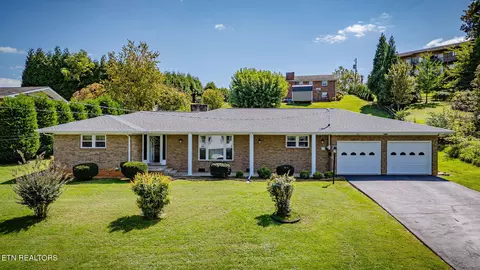 604 Willowood Dr, Johnson City, TN 37604