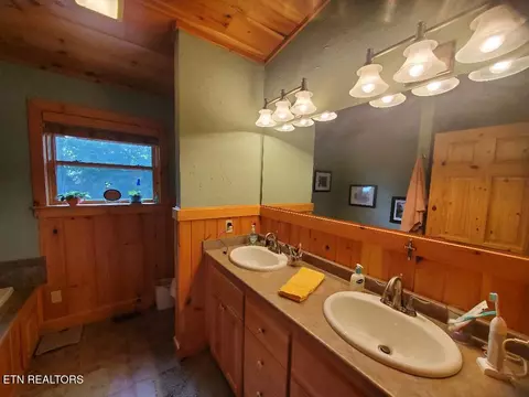 Bath - 636 Shug Mount Rd, Oneida, TN 37841 photo 2 of 2