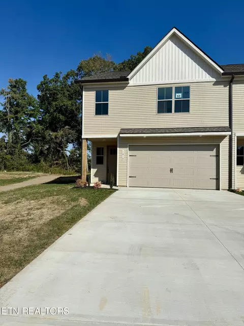 1818 Bennett Village Dr, Maryville, TN 37804