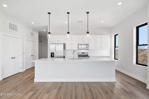 327 W Summit Hill Dr #700, Knoxville, TN 37902