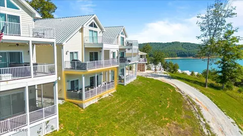 195 N Deer Village Ln #B, La Follette, TN 37766