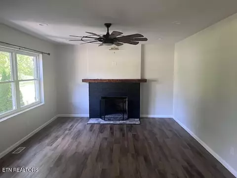Living - 8917 Three Points Rd, Mascot, TN 37806 photo 2 of 3
