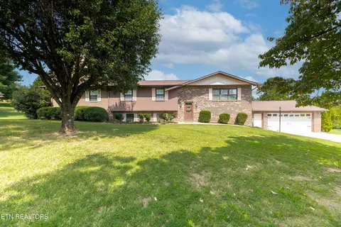 498 Montcrest Dr, Lenoir City, TN 37771
