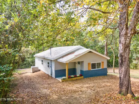 4532 Cambridge Rd, Walland, TN 37886