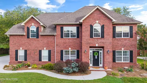 1376 Silver Leaf Dr, Lenoir City, TN 37772