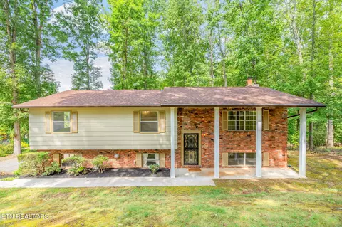 1070 W Outer Dr, Oak Ridge, TN 37830