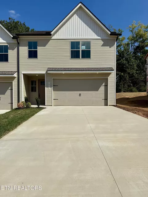 1812 Bennett Village Dr, Maryville, TN 37804