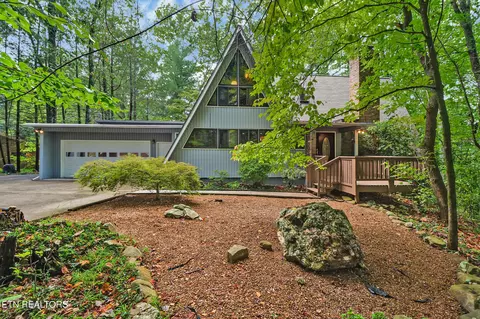 964 W Outer Dr, Oak Ridge, TN 37830