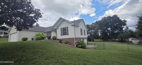 220 Roundup Ln, Lenoir City, TN 37772