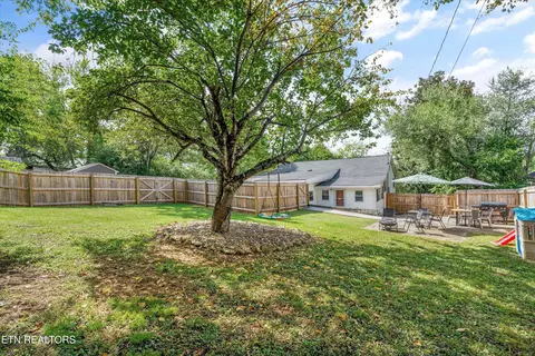 Exterior - 552 N Wright Rd, Alcoa, TN 37701 photo 6 of 8