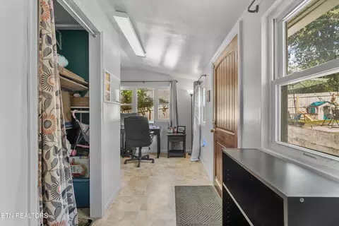 Entry Way - 552 N Wright Rd, Alcoa, TN 37701 photo 2 of 2