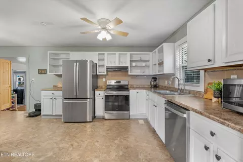 Kitchen - 552 N Wright Rd, Alcoa, TN 37701 photo 3 of 3